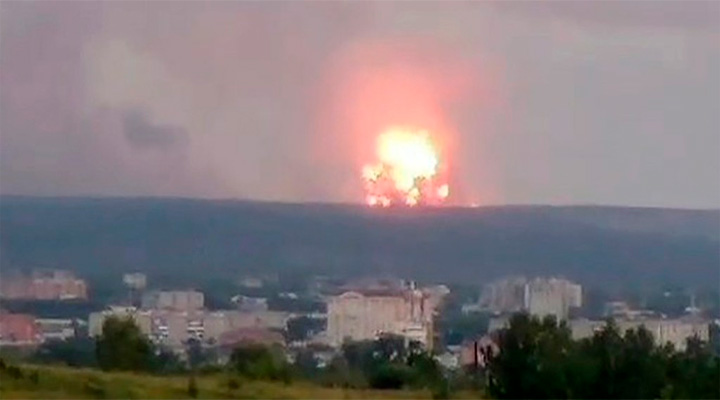Взрывы на военной базе близ Ачинска продолжаются. Люди в панике бегут из города