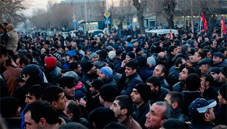 АРМЕНИЯ. Полиция разогнала толпы людей шумовыми гранатами
