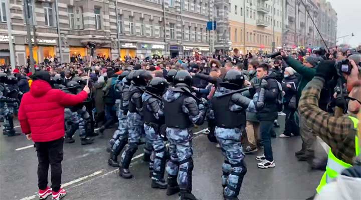 Масштабный протест против Путина. Байден приказал спецслужбам «заняться Россией»