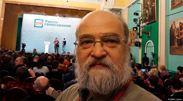 «Я утверждаю, что лично Путин является убийцей и военным преступником. Он лжец и подлец…»