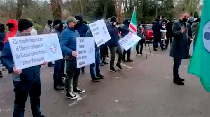 Сотни чеченцев собрались на акцию в Страсбурге против террора и похищений людей в Чечне